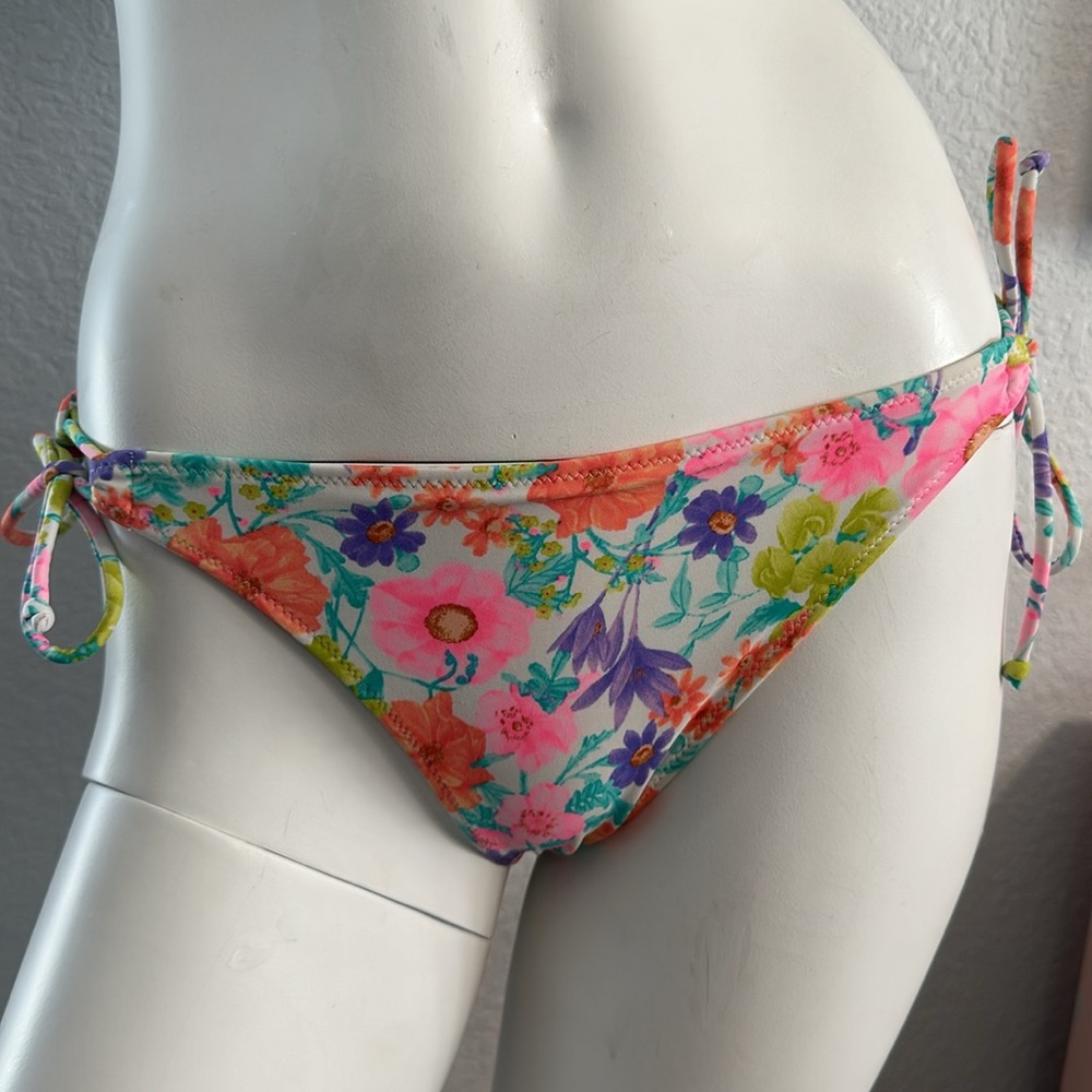 Victoria’s Secret bikini bottom - Picture 2 of 8
